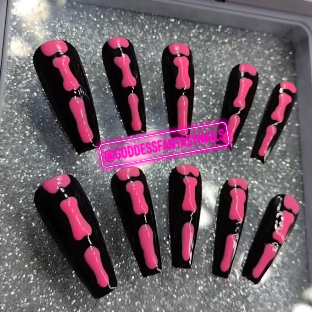 Pink Skull Halloween Nails 💅